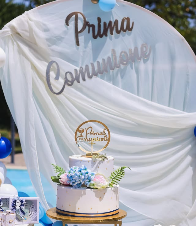 Comunione a Pollena Trocchia: allestimento con drappi bianchi e torta