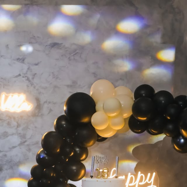 Palloncini nero e oro per festa di 18 anni