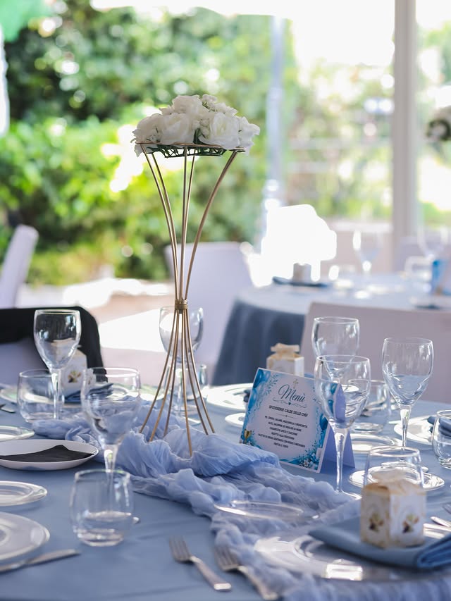 Festa di laurea vicino Napoli: tavola elegante con rose bianche