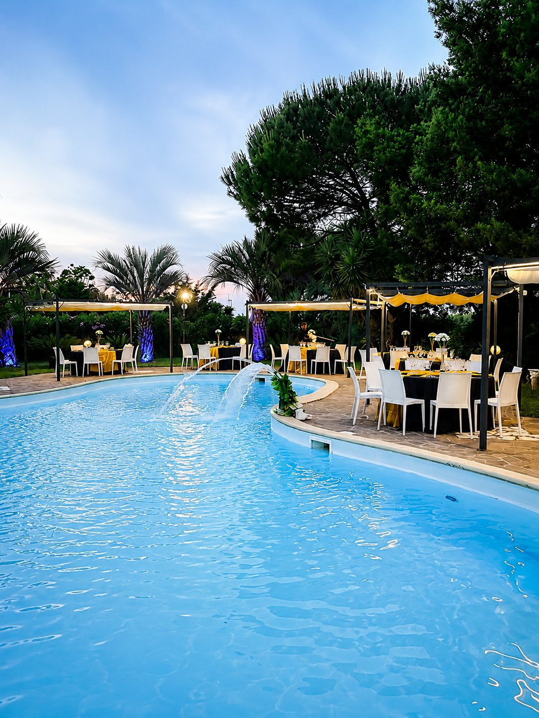 La piscina di Antica Villa al tramonto
