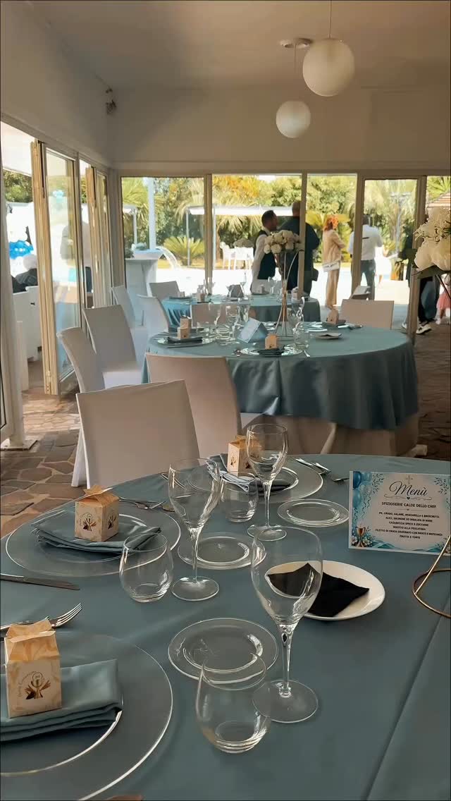Tavoli apparecchiati sotto il gazebo della sala esterna